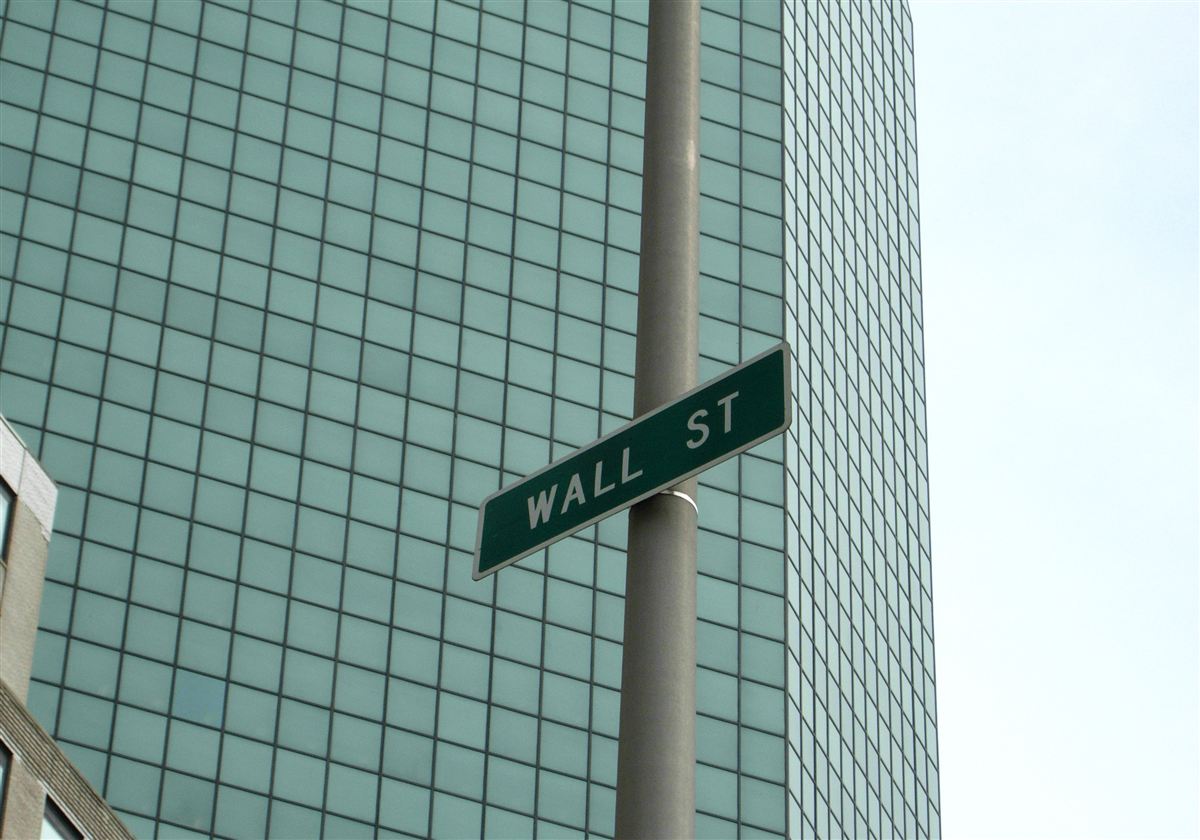 Wall Street sign as investors evaluate iran war stock market impact scenarios